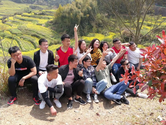 塔孜——青春同行共攜手，塔孜春游進(jìn)行時(shí)