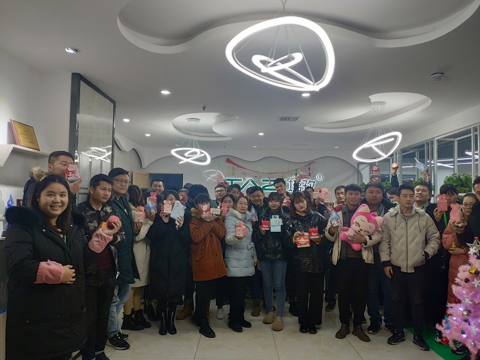 平安夜&圣誕節(jié)，塔孜給小伙伴們“交換禮物、傳遞真情”